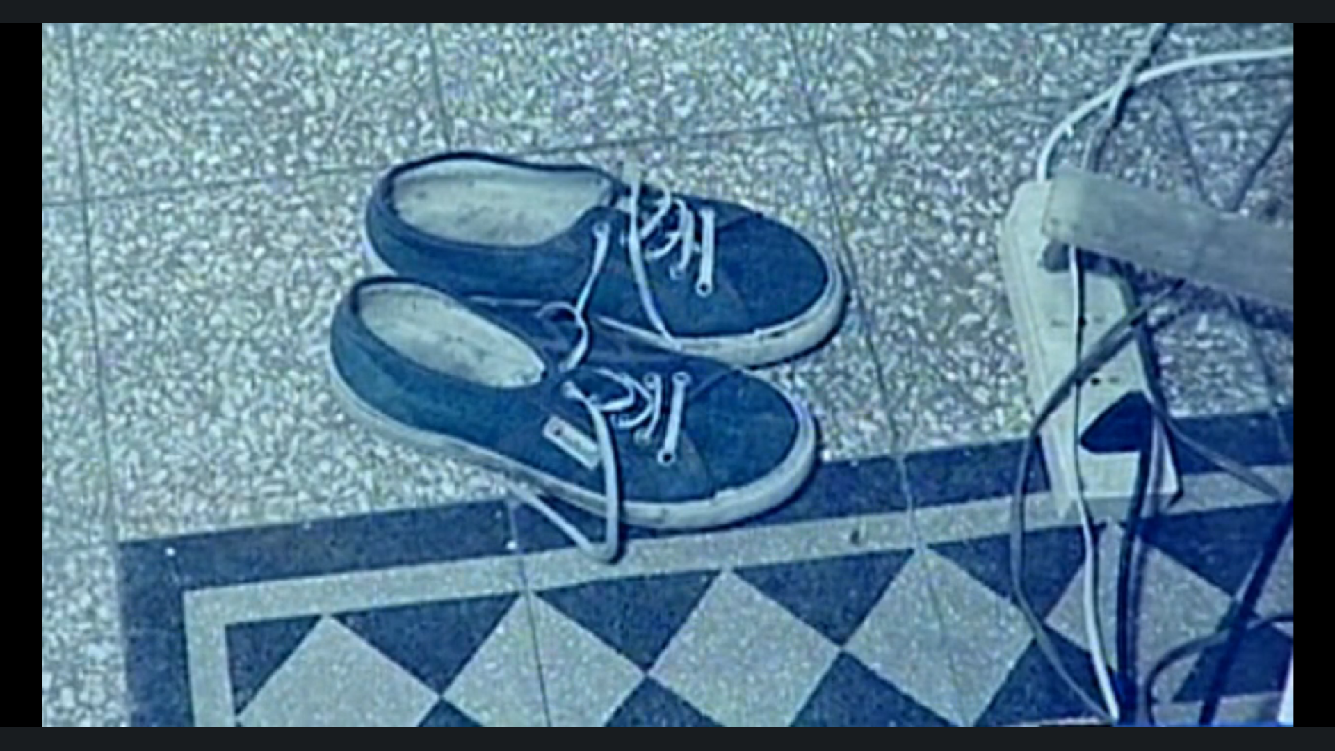 Le scarpe di Simonetta Cesaroni negli uffici di via Carlo Poma